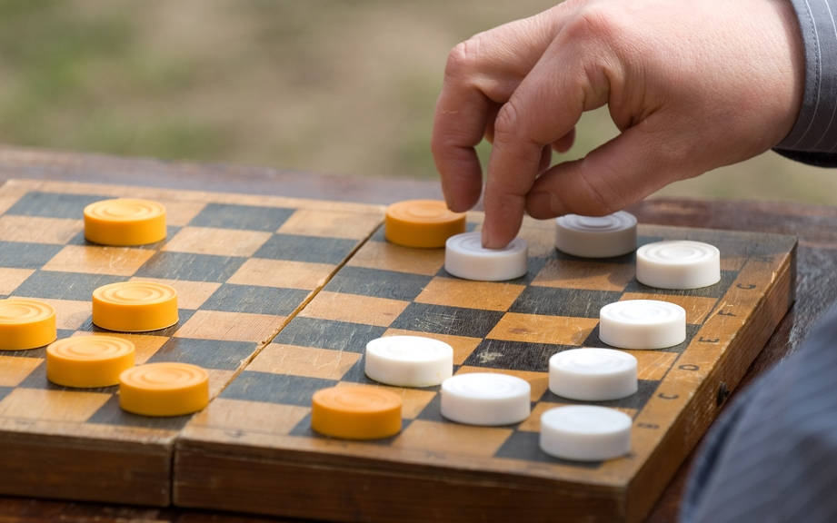 How to Say “Checkers” in Italian? What is the meaning of “Dama”?